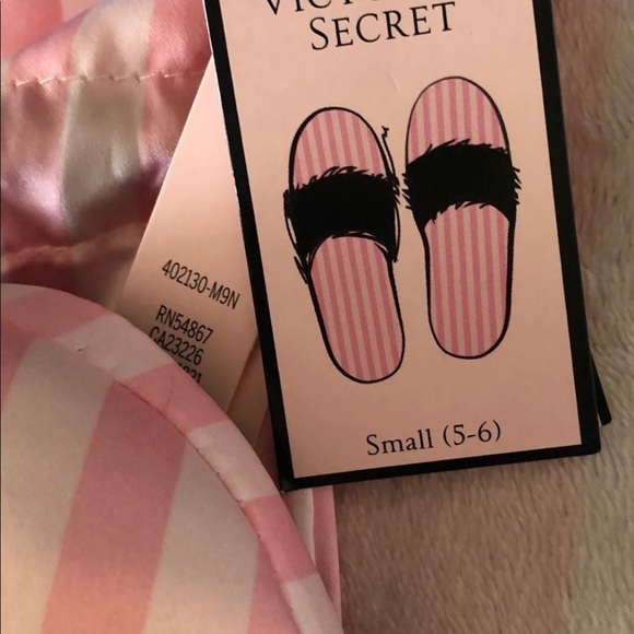 ‼️SOLD‼️ VS Robe &Slippers bundle - Picture 6 of 8